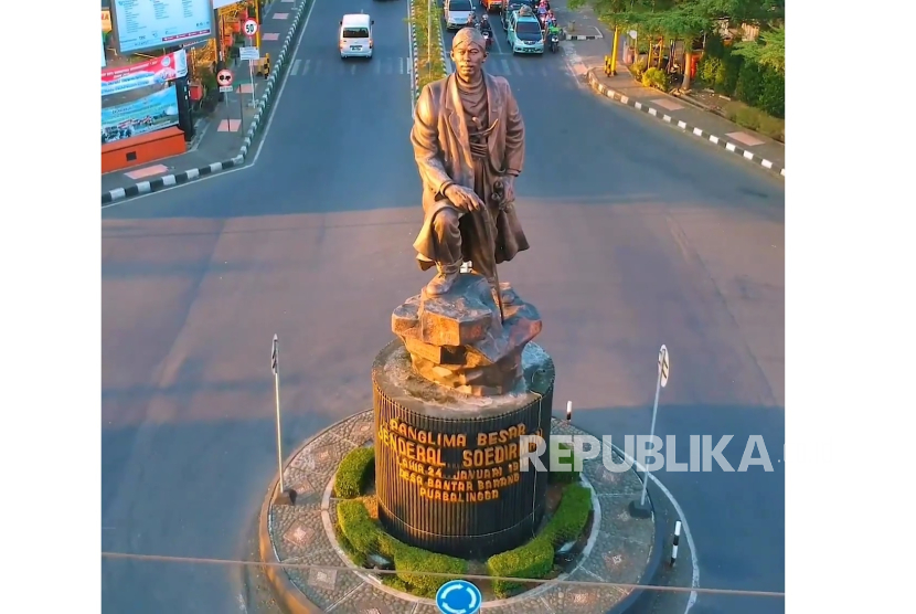 Patung Jenderal Besar Sudirman di Purbalingga, Jawa Tengah.