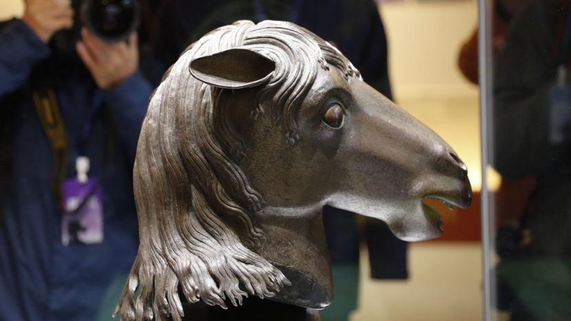 Patung kepala kuda asal China