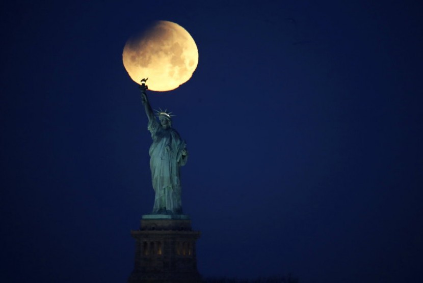 Patung Liberty dengan latar belakang supermoon di New York City, Amerika Serikat, (ilustrasi)