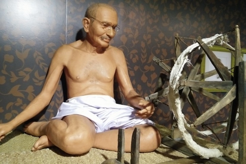 Patung lilin Mahatma Gandhi, salah satu koleksi di wax museum 'Alive Star Ancol'