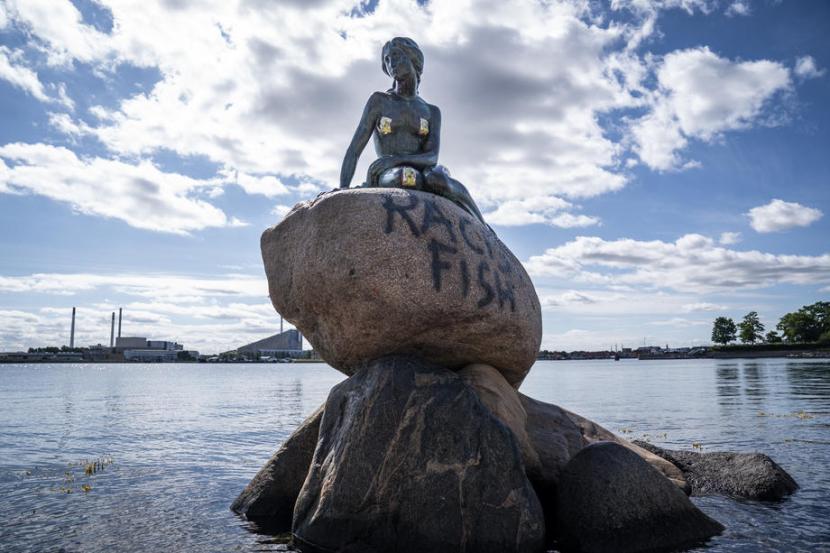 Patung Little Mermaid dari cerita Hans Christian Andersen di Kopenhagen, Denmark dicoret dengan tulisan racist fish.