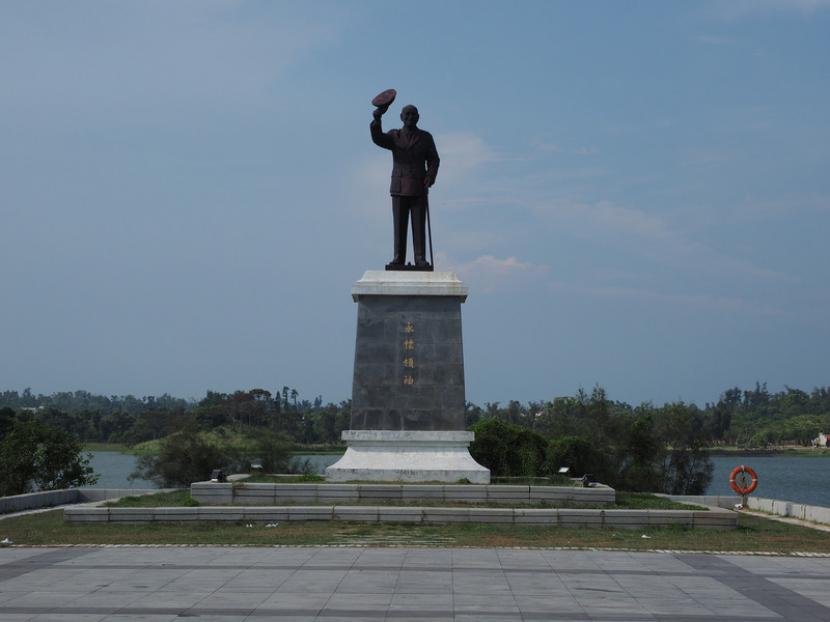  Patung mantan presiden Taiwan, Chiang KJai-shek berdiri dekat Danau Taihu di Pulau Kinmen, Taiwan. Pulau Kinmen di perbatasan China-Taiwan seolah tak terpengaruh provokasi kedua pihak.