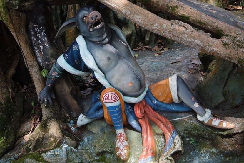 Patung manusia setengah babi di Haw Par Villa Singapura