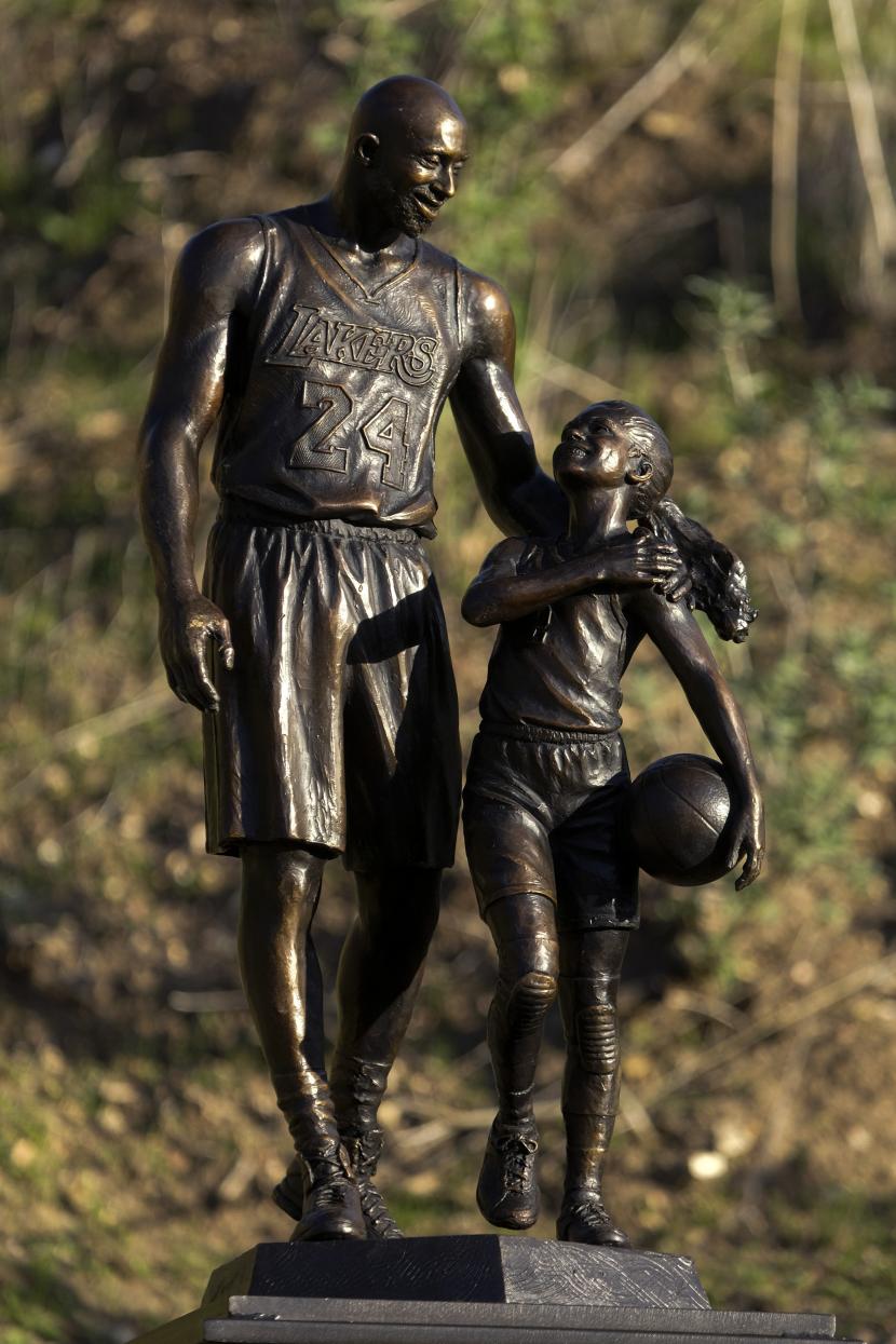 Patung mendiang Kobe Bryant dan putrinya Gianna.