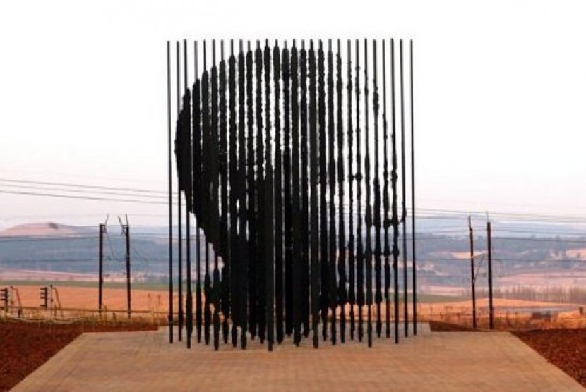 Patung monumen Nelson Mandela yang terbuat dari besi batangan