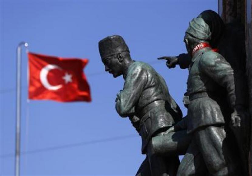 Perlawanan pada Mustafa Kemal Ataturk atas Penghapusan Kekhalifahan. Patung Mustafa Kemal Ataturk di Taksim Square, Istanbul, Turki.