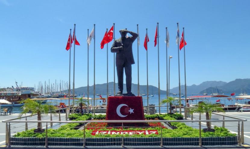 Patung Mustafa Kemal Pasha berjuluk Ataturk di Marmara, Turki.