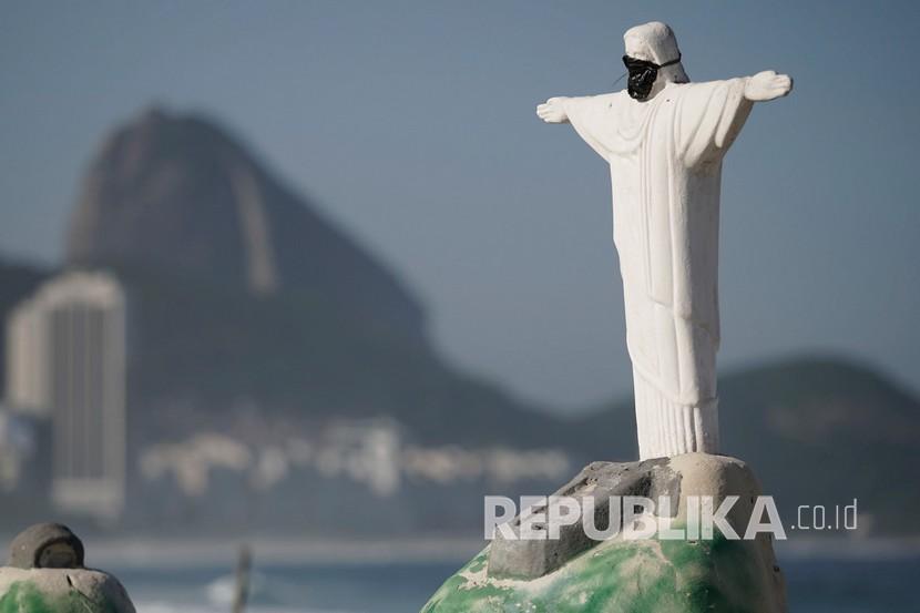 Patung pasir Christ the Redeemer yang merupakan ikon di Rio de Janerio. Kota kecil Encantado di Brasil selatan telah membangun patung Kristus yang lebih tinggi untuk menarik pariwisata.
