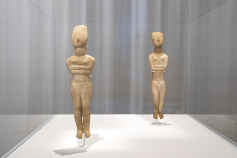 Patung-patung marmer dari tahun 2300 SM ditampilkan selama pameran bertajuk Homecoming di museum seni Cycladic di Athena, Yunani, pada Kamis, 3 November 2022.