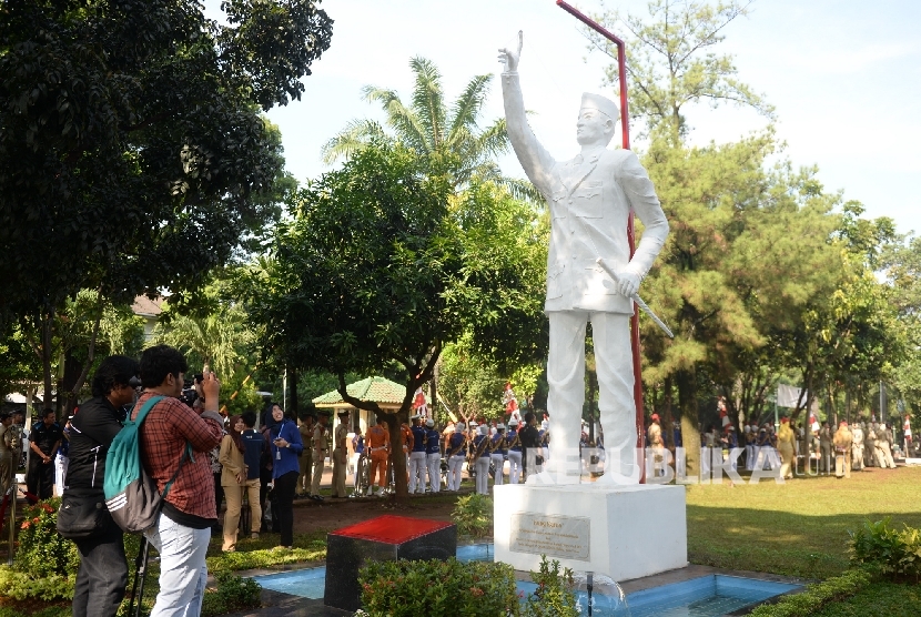  Patung Proklamator Soekarno yang dipasang di depan kampus IPDN, Jakarta, Senin (27/3).