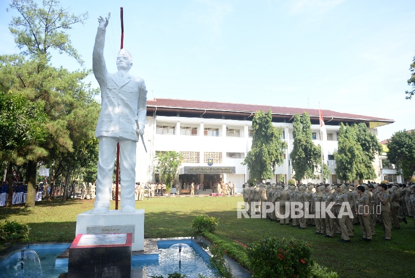 Patung Proklamator Sukarno yang dipasang di depan kampus IPDN, Jakarta, Senin (27/3).