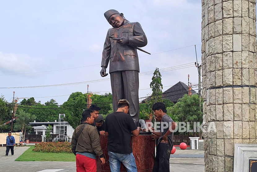 Penampakan Patung Bung Karno di Alun-alun Indramayu yang Rusak Tertimpa Tenda