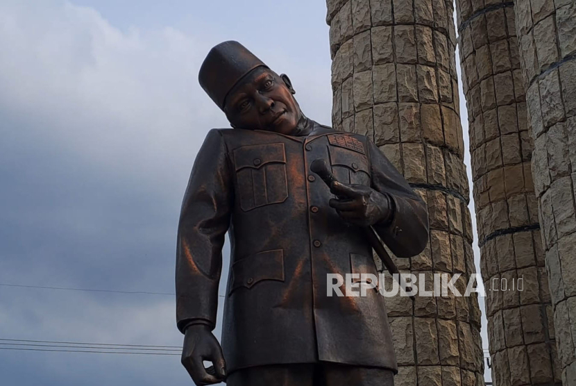 Viral Patung Leher Presiden Soekarno Miring di Alun-alun Indramayu 