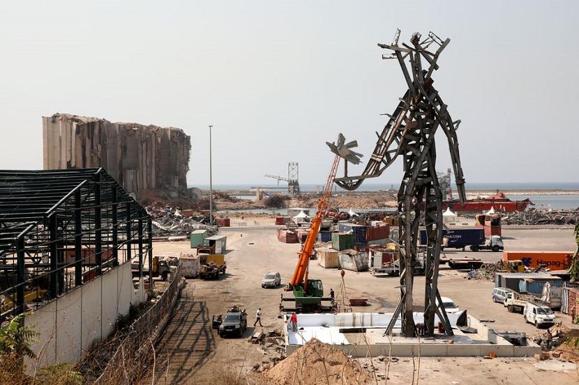 Patung raksasa yang terbuat dari puing-puing ledakan pelabuhan Beirut musim panas lalu diresmikan