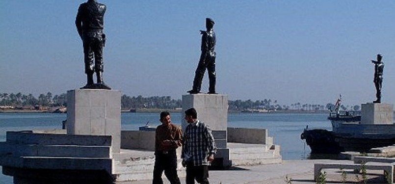  Patung serdadu Iraq di sepanjang garis pantai Syatt Al-Arab, Bashrah.