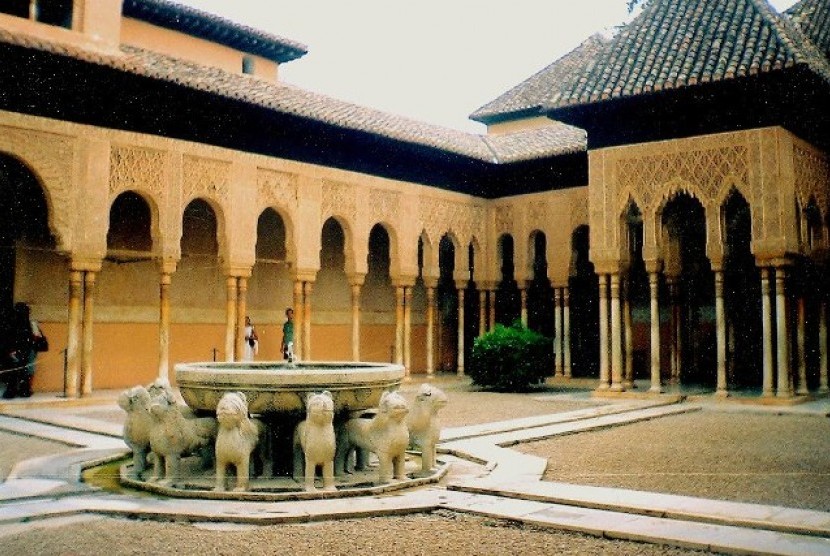 Patung singa di halaman Istana Al-Hambra, Granada, Spanyol.