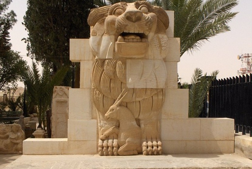 Patung singa penjaga museum di Palmyra.
