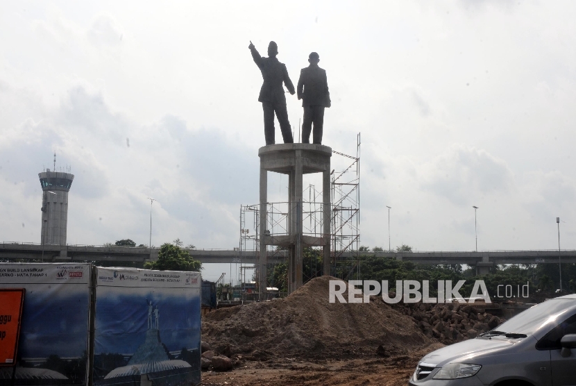 Patung Soekarno Hatta di Bandara Internasional Soekarno Hatta.