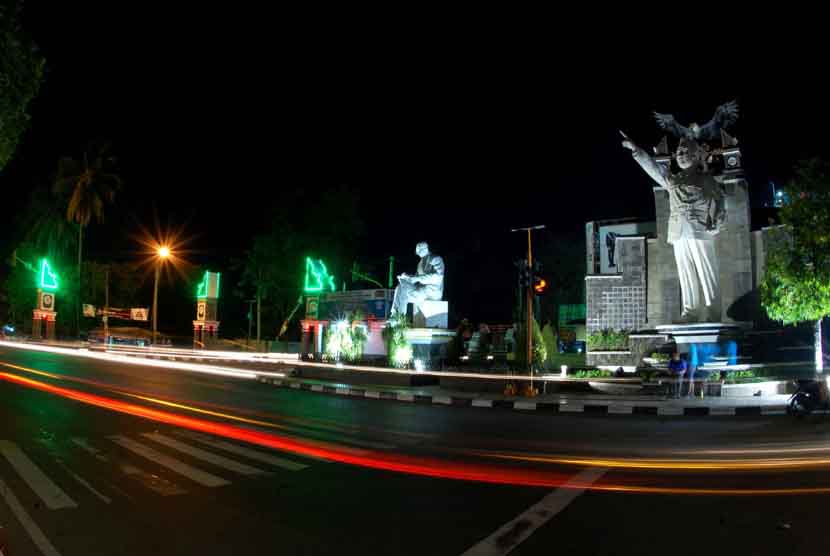 Patung Soekarno-Hatta yang berada di tengah Kabupaten Purwakarta, Jumat (8/8).