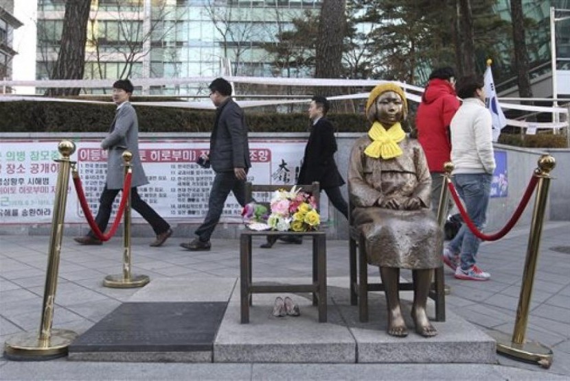 Patung tembaga simbol wanita penghibur militer Jepang di Seoul, Korea.