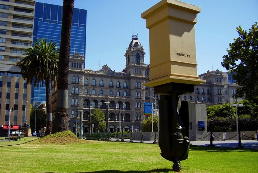 Patung terbalik di Melbourne, Australia