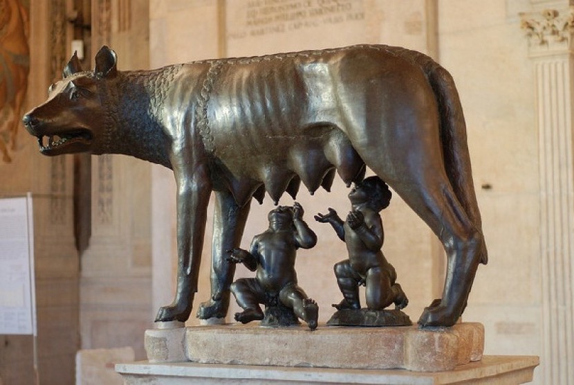 Patung yang menggabarkan dua anak kembar pendiri Roma, Remus-Romulus dan serigala yang mengasuh mereka