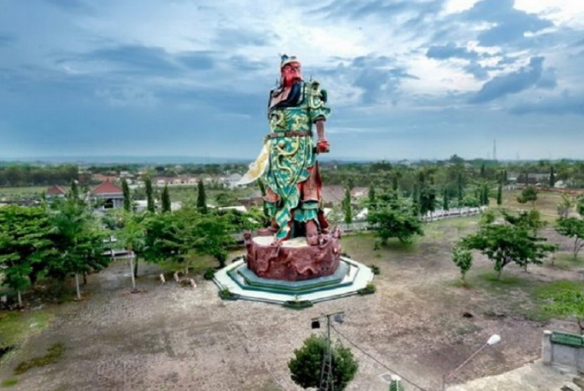 Patung Yang Mulia Kongco Kwan Sing Tee Koen di Tuban, Jawa Timur.