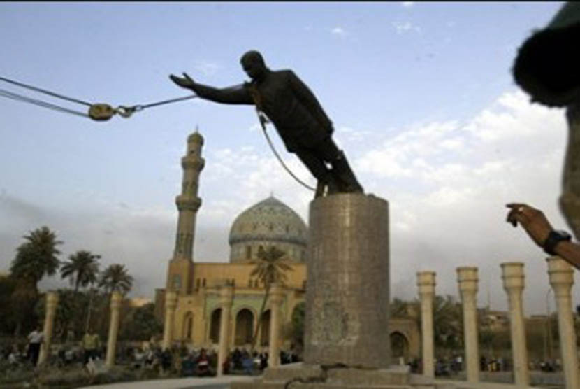 Patungperunggu Saddam Husein saat dirobohkan (ilustrasi). Ribuan warga Irak masih menghilang sejak pembunuhan massal era Saddam Hussein 