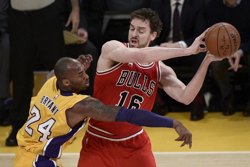 Pau Gasol (kanan) 