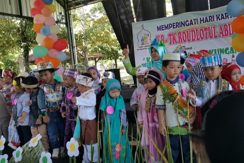 PAUD Roudlotul Abidin merayakan Hari Kartini dengan gerakan cinta lingkungan