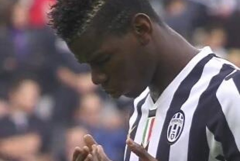 Paul Pogba berdoa sebelum pertandingan.