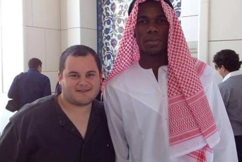 Paul Pogba berfoto di sebuah masjid di Abu Dhabi, Uni Emirat Arab.