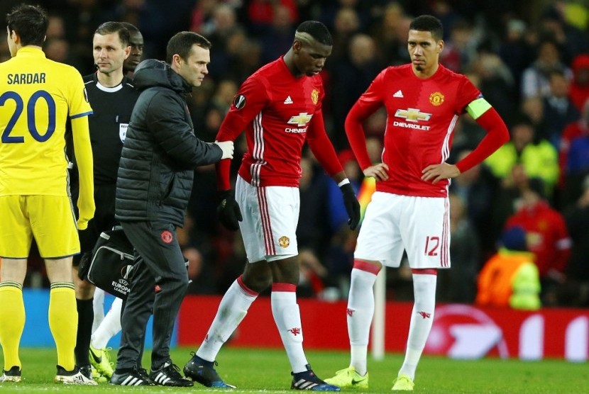 Paul Pogba (kedua kanan) harus meninggalkan lapangan setelah cedera hamstring saat menghadapi Rostov.