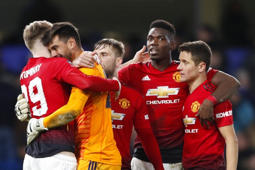 Paul Pogba (kedua kanan) merayakan keberhasilan Manchester United lolos ke perempat final Piala FA setelah mengalahkan Chelsea 2-1.