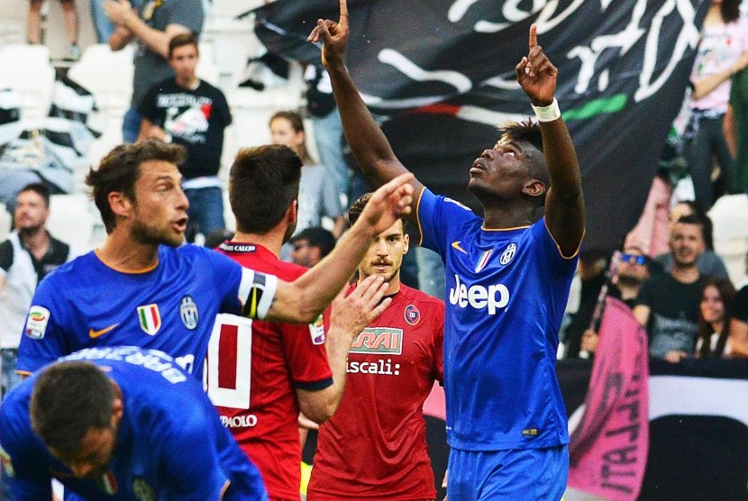 Paul Pogba melakukan selebrasi setelah mencetak gol yang membawa Juventus unggul 1-0 melawan Cagliari di Juventus Stadium, Ahad (10/5) dini hari WIB. 