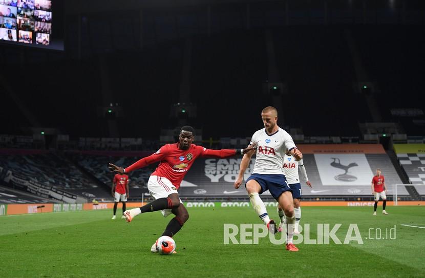 Gelandang Manchester United (MU) Paul Pogba (kiri).