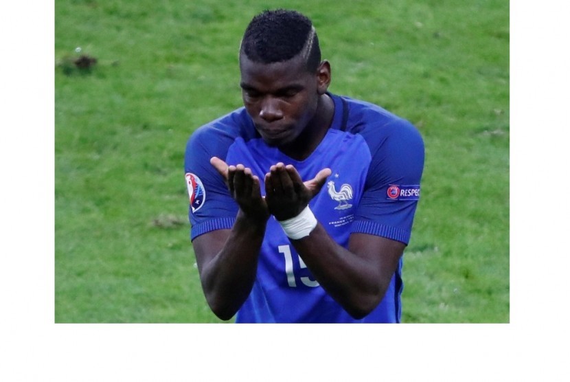 Paul Pogba mengucap syukur setelah mencetak gol kedua Prancis ke gawang Islandia.