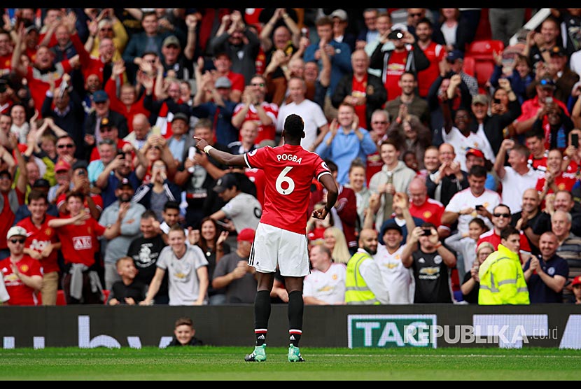 Paul Pogba merayakan gol-nya ke gawang Westham United di Stadion OId Trafford, Manchester, Ahad (13/8) malam.