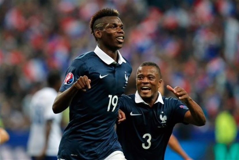 Paul Pogba merayakan selebrasi setelah mencetak gol kedua Prancis ke gawang Portugal dalam laga persahabatan di Stade de France, Ahad (12/10) WIB.