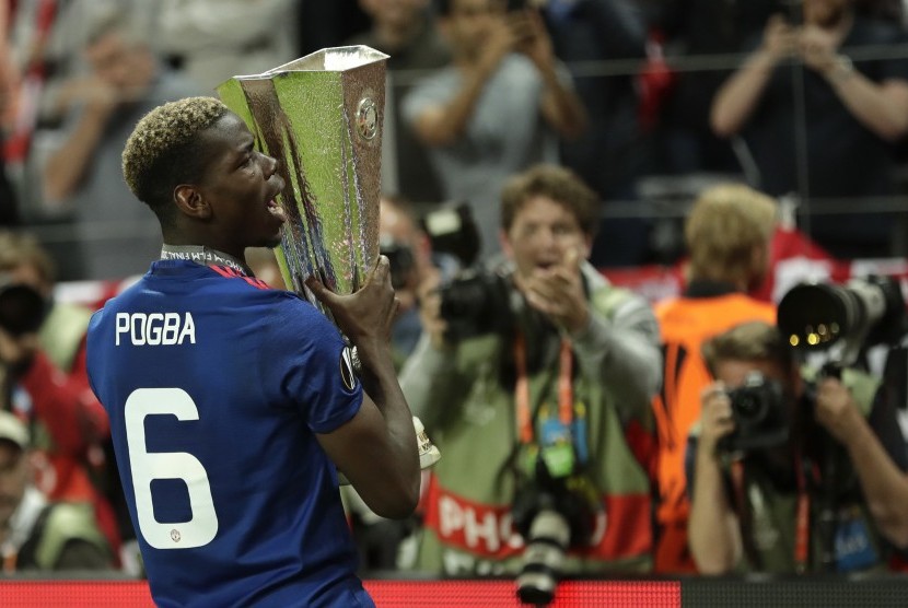 Paul Pogba saat mengangkat trofi Liga Europa