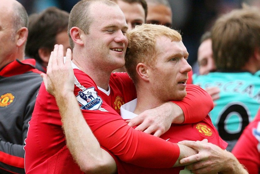 Paul Scholes (kanan) bersama Wayne Rooney pada 2011.