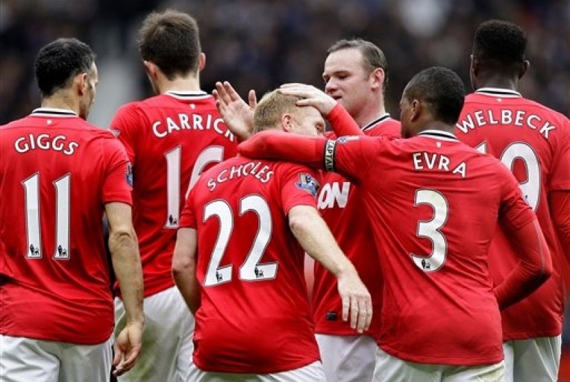 Paul Scholes (tengah) disalami rekannya usai menjebol gawang Queens Park Rangers di Stadion Old Trafford Stadium, Manchester, Ahad (8/4).