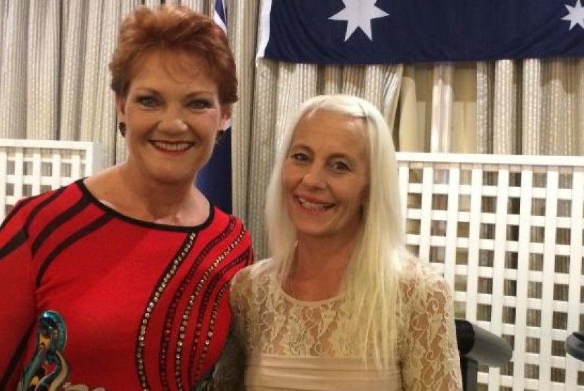 Pauline Hanson berfoto bersama dengan ativis anti-Islam lainnya, Kim Vuga.