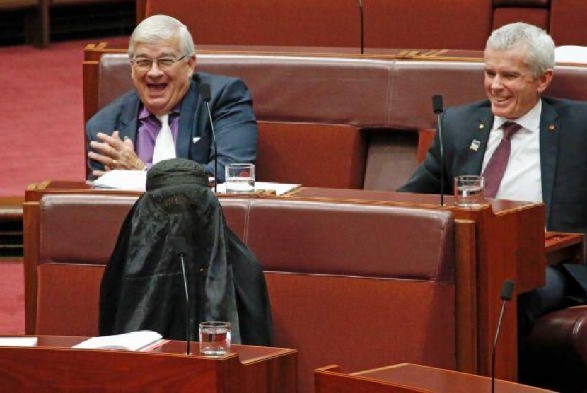 Pauline Hanson menggunakan burka di parlemen.