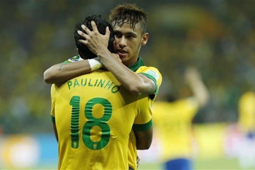 Paulinho (kiri) mendapatkan pelukan selamat dari Neymar usai menjadi penentu kemenangan Brasil atas Uruguay di partai semifinal Piala Konfederasi