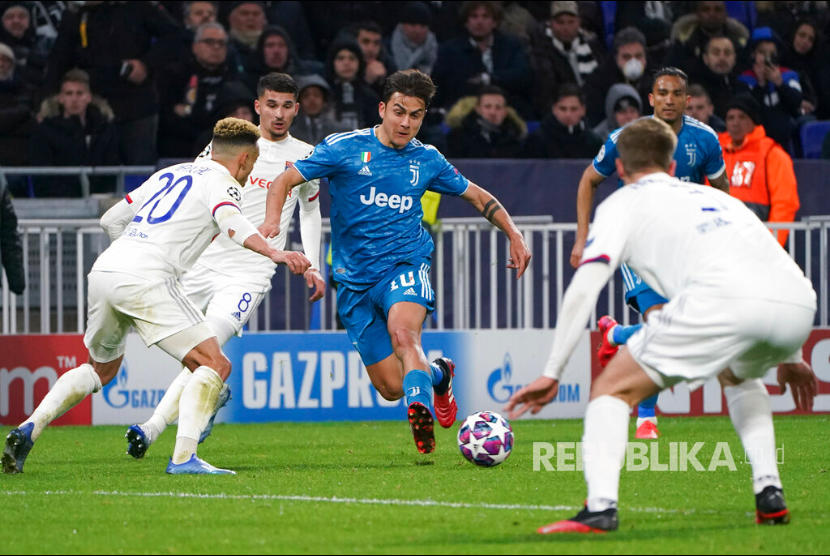 Paulo Dybala diadang pemain Lyon pada leg pertama babak 16 besar Liga Champions antara Lyon vs Juventus.