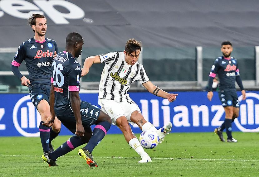 Paulo Dybala (kanan) mencetak gol untuk Juventus kala mengalahkan Napoli dengan skor 2-1 pada pertandingan Lanjutan Liga Italia di Allianz Stadium, Kamis (8/4) dini hari WIB.