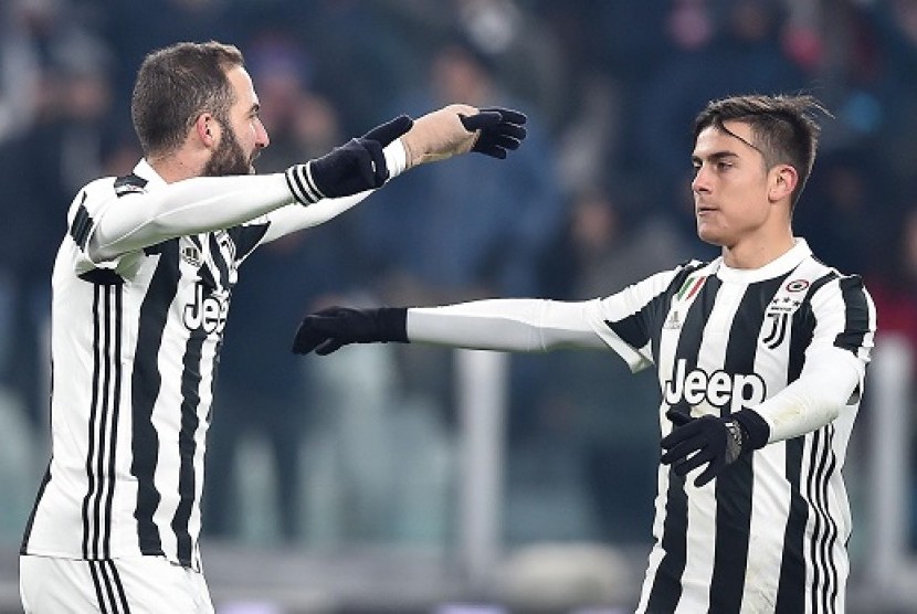 Paulo Dybala (kanan) merayakan gol Juventus ke gawang Genoa dalam laga Coppa Italia bersama Gonzalo Higuain, Kamis (21/12) dini hari WIB.