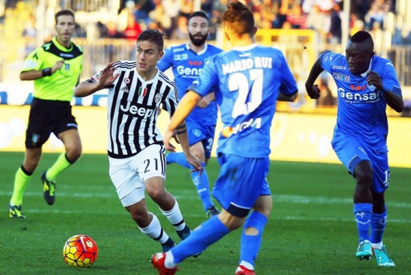 Paulo Dybala (kiri) berusaha melewati penjagan pemain Empoli.