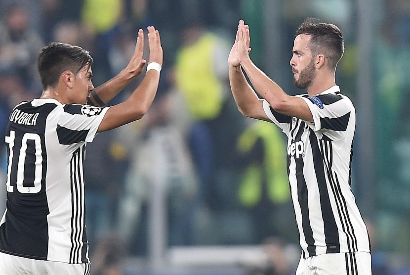 Paulo Dybala (kiri) dan Miralem Pjanic (kanan) saat masih memperkuat Juventus..